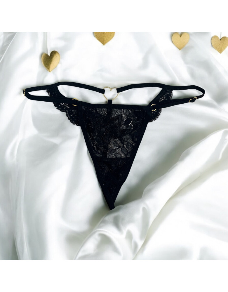 String noir en dentelle avec bijou cœur doré