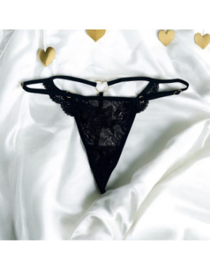 String noir en dentelle avec bijou cœur doré