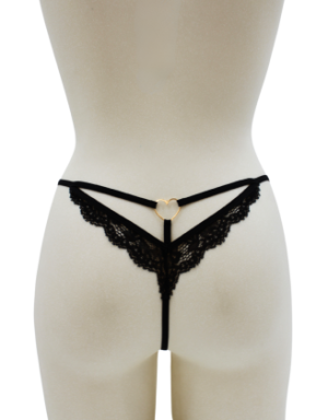 String noir en dentelle avec bijou cœur doré