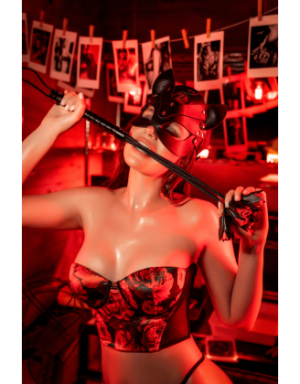 Fouet multi-lanières noir avec roses rouges décoratives - Mapalé