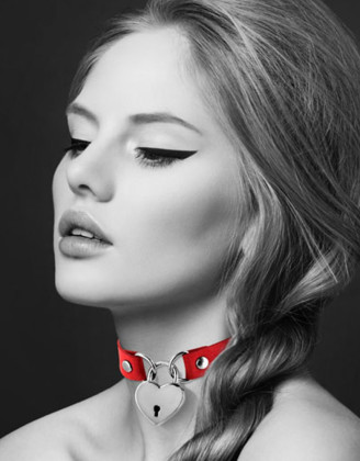 Collier en cuir rouge SM avec pendentif cadenas coeur argenté
