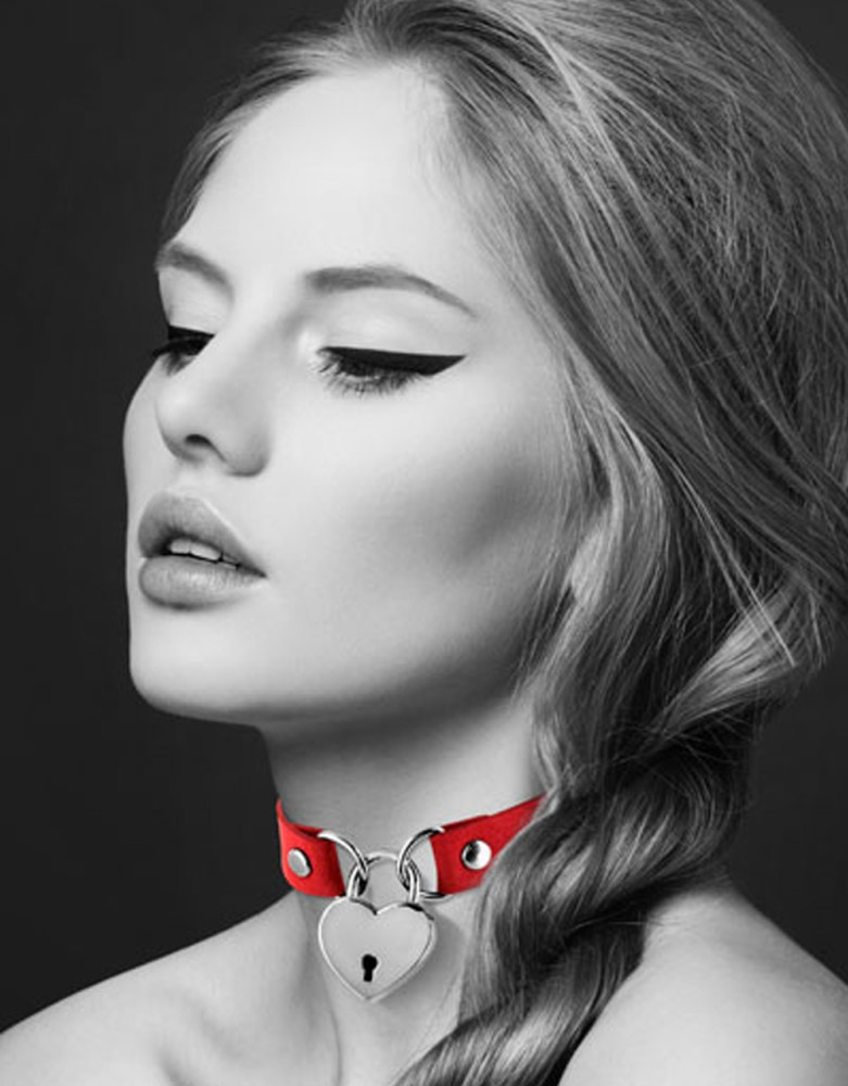 Collier en cuir rouge SM avec pendentif cadenas coeur argenté