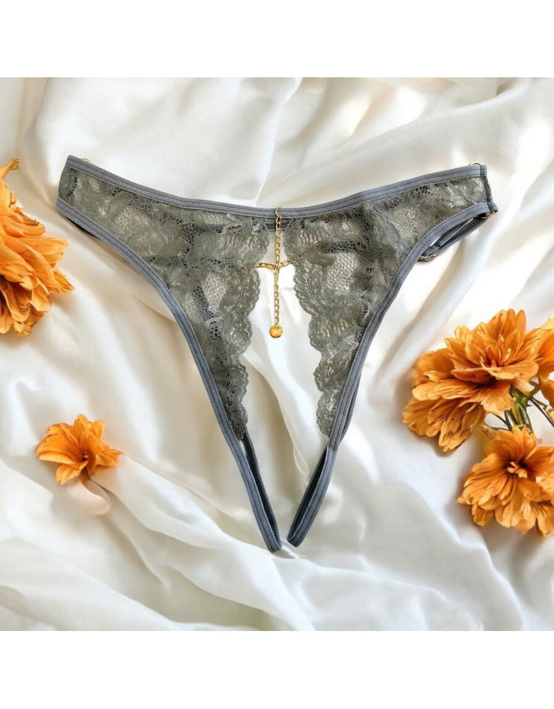 String gris avec bijou couleur aléatoire et chaîne dorée