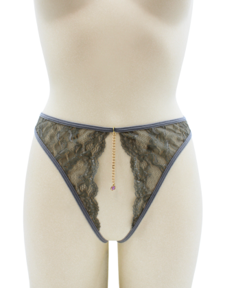 String gris avec bijou couleur aléatoire et chaîne dorée