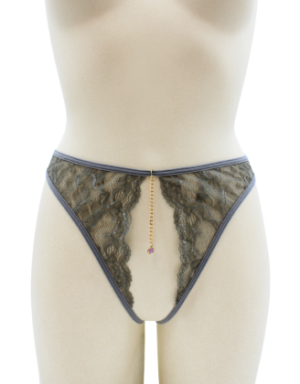 String gris avec bijou couleur aléatoire et chaîne dorée