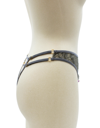 String gris avec bijou couleur aléatoire et chaîne dorée