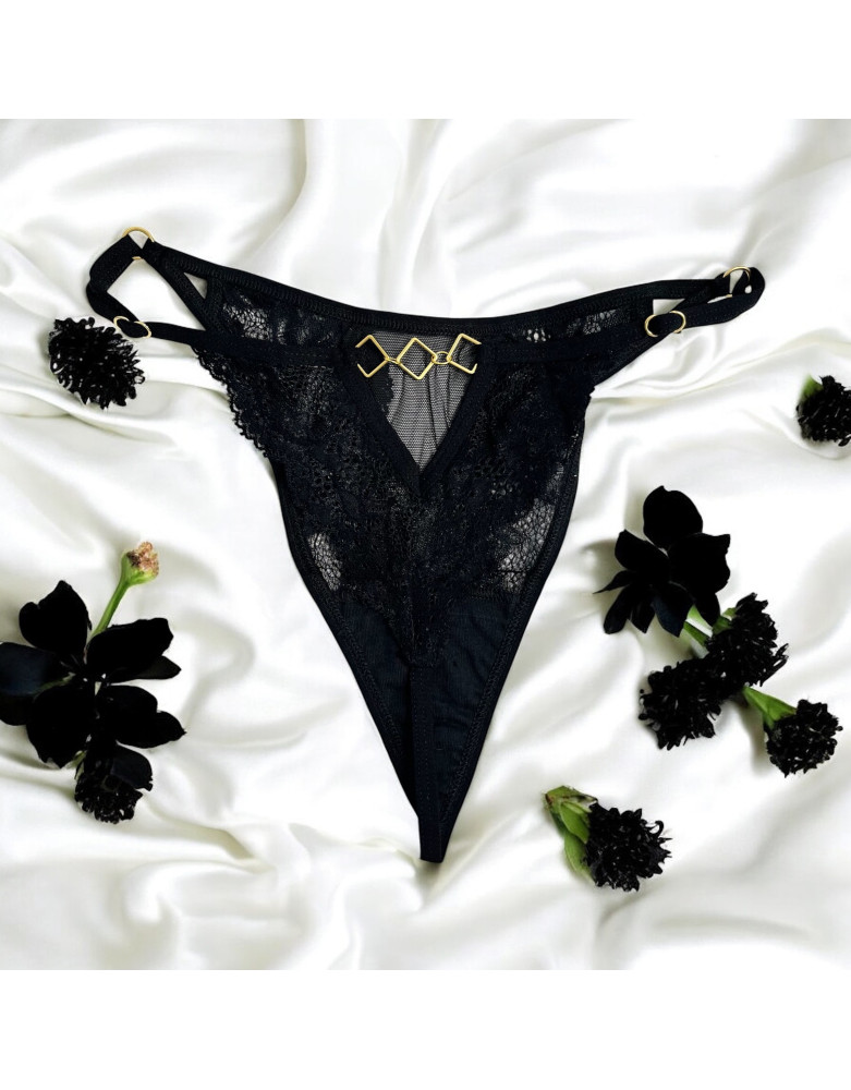 Tanga noir en dentelle avec bijou losanges dorés