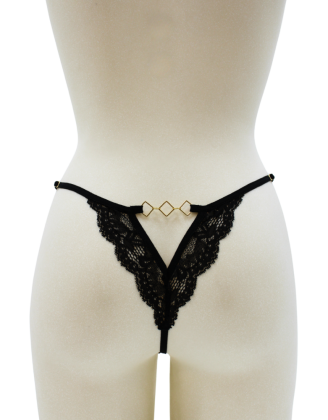 Tanga noir en dentelle avec bijou losanges dorés