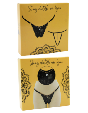 String noir en dentelle avec bijou et chaîne dorée