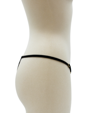 String noir en dentelle avec bijou et chaîne dorée