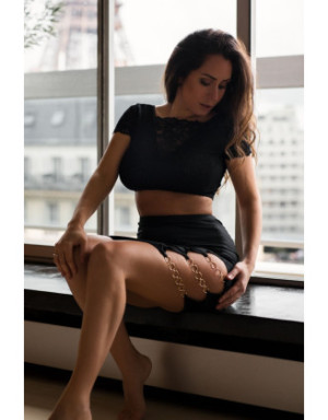 Jupe courte noire Elena fendue sur le côté
