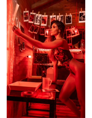Body noir et rouge en résille transparente avec imprimé et décolleté plongeant - Mapalé