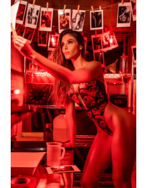 Body noir et rouge en résille transparente avec imprimé et décolleté plongeant - Mapalé