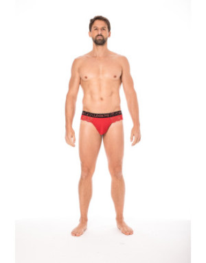 String rouge en dentelle délicate