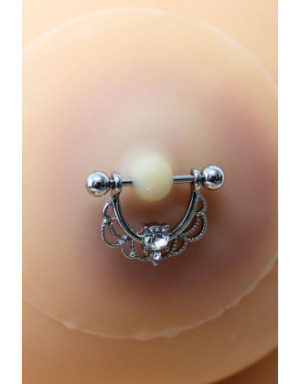Paire de cache-tétons ornés d’un piercing barre en demi-anneau avec strass, pour peau claire.