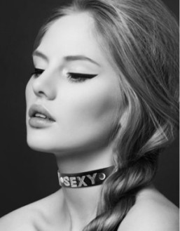 Collier en cuir noir SM avec Sexy en strass