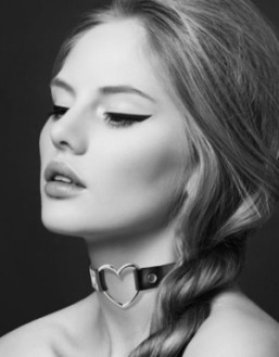 Collier en cuir noir SM avec coeur métal argenté