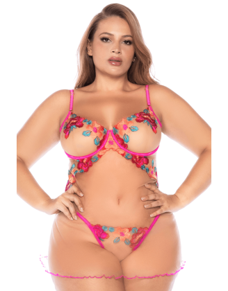 Nuisette grande taille en résille et dentelle florale rose et string assorti
