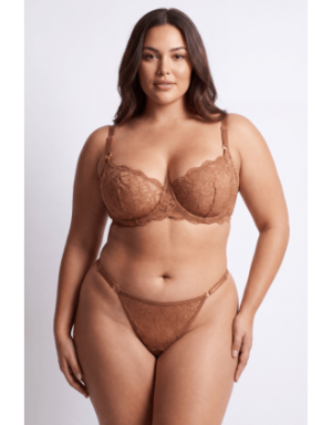 String taupe en dentelle avec bijou cœur doré