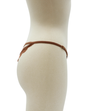 String taupe en dentelle avec bijou cœur doré